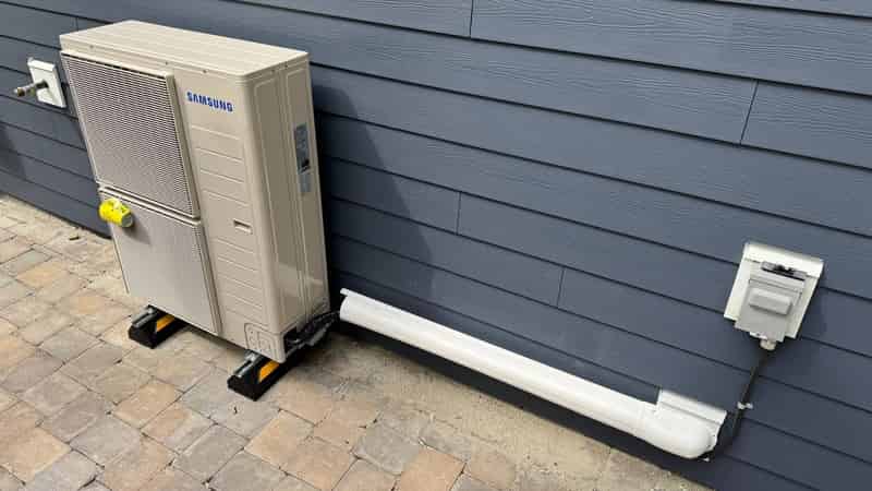 Heat pump outdoor unit with electrical disconnect